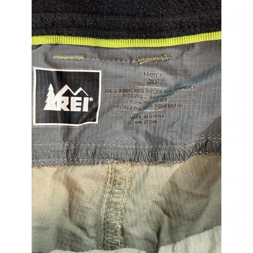 REI Shorts Mens 30 Beige Gray Colorblock Hiking 11 Inseam Stretch Rip Stop
